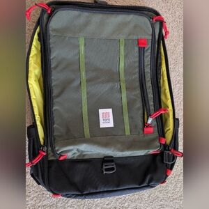 Topo 30L Green And Black Travel Backpack.